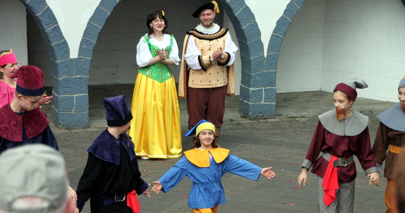 Der Prinz kann sein Schneewittchen heiraten, sehr zur Freude auch vom bartlosen Bert