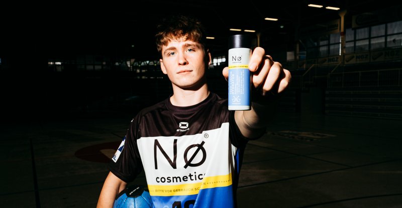 Finn Schroven präsentiert das Sondertrikot, das dem 120h Liquid Hydrator von Nø Cosmetics ähnelt