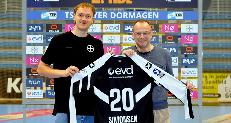 Christian Simonsen, hier mit Handball-Geschäftsführer Björn Barthel, hat seinen Vertrag bis 2028 verlängert 