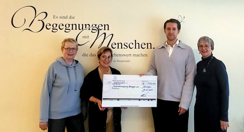 Bei der Spendenübergabe, von links: Heike Moritz und Ute Wolter von der Hospizbewegung mit Laufenberg-Filialleiter Robert Schremmer und Mitarbeiterin Carola Westerheide