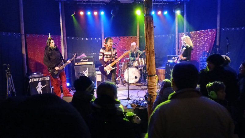 Die Starlettes rockten gestern Abend den Weihnachtsmarkt im Raphaelshaus