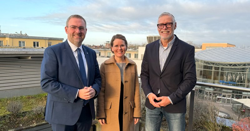 Kathrin Friedrich und Jobst Wierich sind Teil der neuen Stabsstelle „Standorttransformation“ und unterstützen auch Bürgermeister Erik Lierenfeld (links)