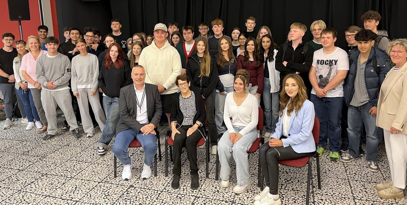 Rita Süßmuth beim Gruppenfoto nach dem Gespräch mit den Realschülern