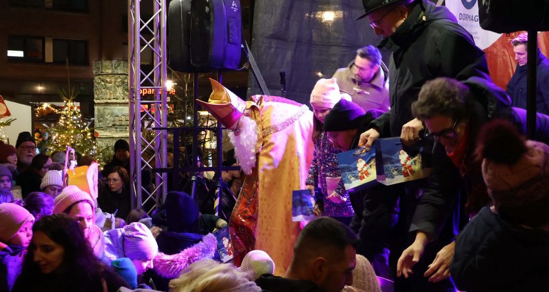 Nach dem Umzug erhielten die Kinder Tüten mit Leckereien