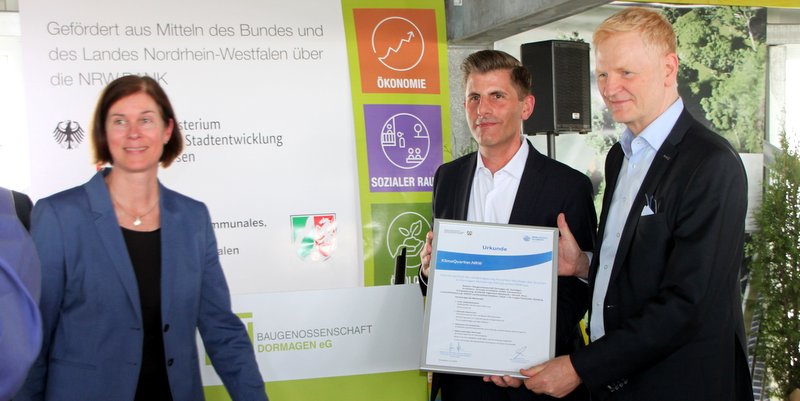 Dormagen: Katja Bettina Schmidt vom Wirtschaftsministerium überreichte die Urkunde „KlimaQuartier.NRW“ an Christian van Kan und Martin Klemmer (rechts)