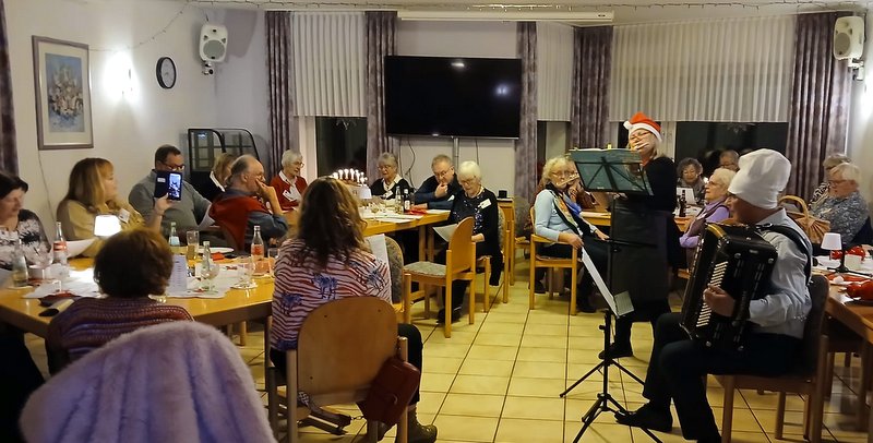 Bei der Weihnachtsfeier der „Best Ager“ wurde auch musiziert und gesungen