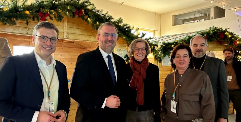 Beim Baustellen-Weihnachtsmarkt, von links: Sebastian Trautermann (ALHO), Bürgermeister Erik Lierenfeld, Ministerin Ina Scharrenbach, ALHO-Gesellschafter Silvia Matschke und Achim Holschbach