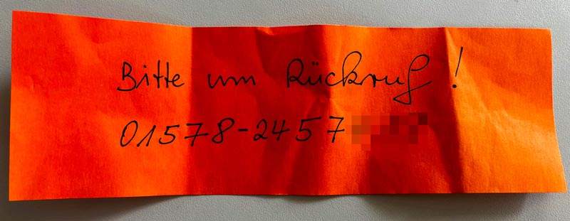 Der sichergestellte Zettel, der neugierig machen soll, aber in betrügerischer Absicht an einem Fahrzeug hinterlassen wurde