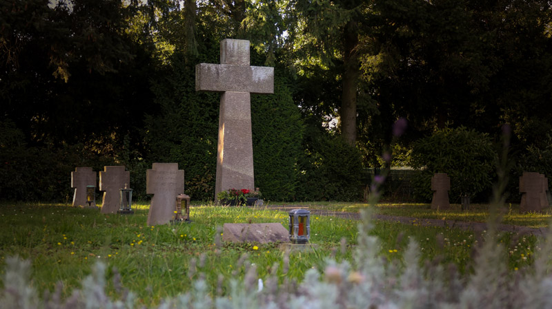 Auch auf dem Friedhof in Nievenheim erinnern Grabsteine an Kriegsopfer