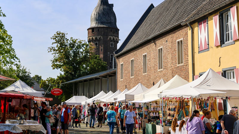 Der Mittelaltermarkt bewahrt sein besonderes Flair auch dadurch, dass reine Verkaufs- und Trödelstände nicht zugelassen sind