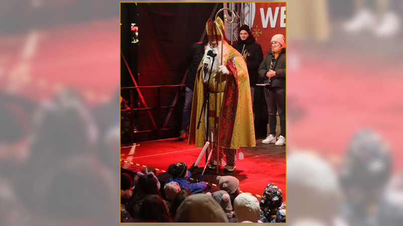 Leuchtende Kinderaugen gibt es ab Abend vor dem Nikolaustag, wenn nach dem Laternenumzug Naschereien verteilt werden