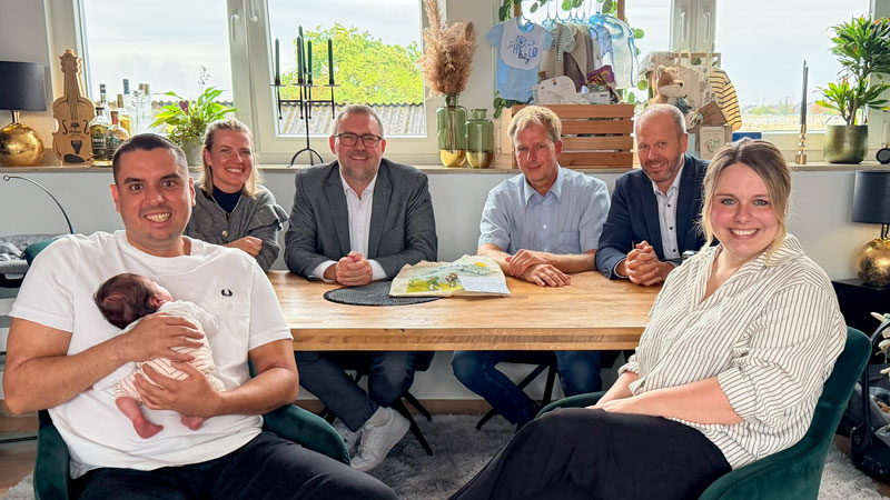 Hausbesuch im Rahmen des Babybegrüßungspakets: Philipp Dittmann mit Baby Marlon, Lara Holzapfel, Erik Lierenfeld, Hartmut Wieck, Mike Wetzel und Mutter Sarah Terschanski (v. li.) lernen sich kennen 