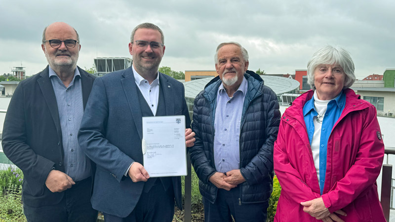 Claus Radke (li.), Hans-Peter Preuss und Annemarie Engels vom Seniorenbeirat übergeben den Tätigkeitsberichts 2025 an Bürgermeister Erik Lierenfeld,  (2. v. li.)