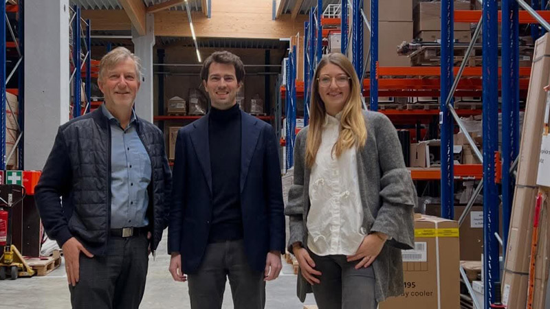 Frank Bittel (li.) und Annika Birmes zeigen Carl-Philipp Sassenrath MdB die neue ppm-Lagerhalle