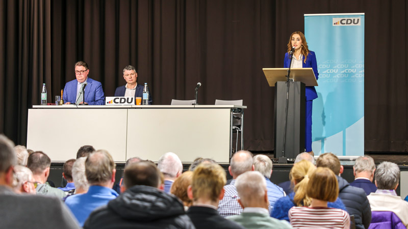 Dormagen: CDU-Kreisvorsitzender Ansgar Heveling MdB und sein Stellvertreter Dr. Jörg Geerlings  MdL verfolgen die Ausführungen der ehemaligen Dormagener CDU-Stadtverbandsvorsitzenden Anissa Saysay 