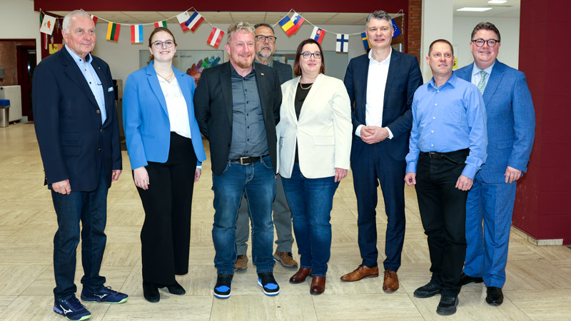 Der neue Vorstand mit Dieter Hartig, Lisa Kern, Torsten Zur, Willi Feiser, Heike Vogel (v. li.) sowie Stefan Strunk (2. V. re.) mit Dr. Jörg Geerlings  MdL (3. v. re.) und Ansgar Heveling MdB (re.), die den CDU-Kreisvorstand vertraten 