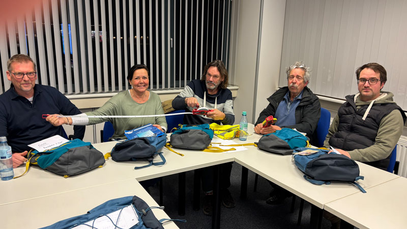 Die Ausrüstung in den Deichläufer-Rucksäcken wird durch die Bereichsleitenden überprüft