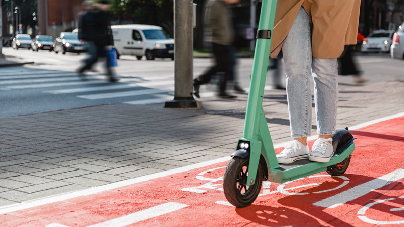 Wer mit dem E-Scooter Rücksicht nimmt und sich an die Regeln hält, sorgt für weniger Ärger im Verkehr