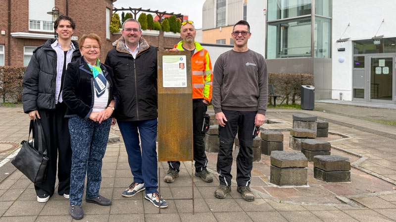 Dormagen: Elisabeth Endres-Michel und Enkel Joshua mit Bürgermeister Erik Lierenfeld (li.) und den TBD-Mitarbeitern Andreas Schmitz und Frank Malzkorn an der Stele am Endres-Brunnen 