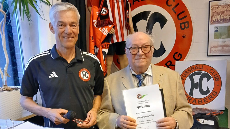 Heinz „Heintje“ Dederichs wurde für seine 50-jährige Vereinsmitgliedschaft von Berthold Mertes geehrt