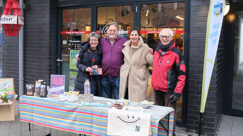 Im vergangenen Jahr boten Birgitt Hug, Jürgen Risack, Anke Tobies und Diether Löffler vor dem Weltladen eine Kaffee-Verkostung an