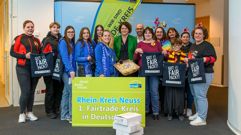 Landrätin Katharina Reinhold übergibt fair gehandelte Schokolade an drei Karnevalsgruppen