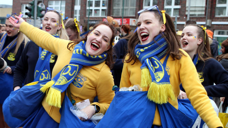 Die gute Laune der teilnehmenden Tanzgarden überträgt sich schnell auf die Zuschauenden am Straßenrand