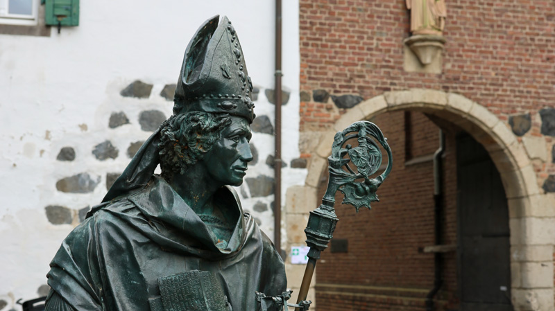 Die Statue von Erzbischof Friedrich III. von Saarwerden, dem Gründer der Zollfeste Zons, steht auf dem Rheintorvorplatz
