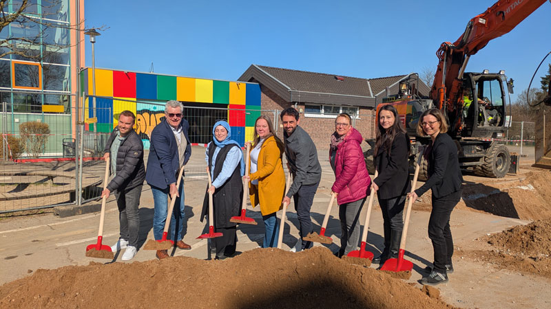 Dormagen: Der symbolischen Spatenstich markiert den Beginn der Modernisierungsarbeiten an der Stürzelberger Grundschule
