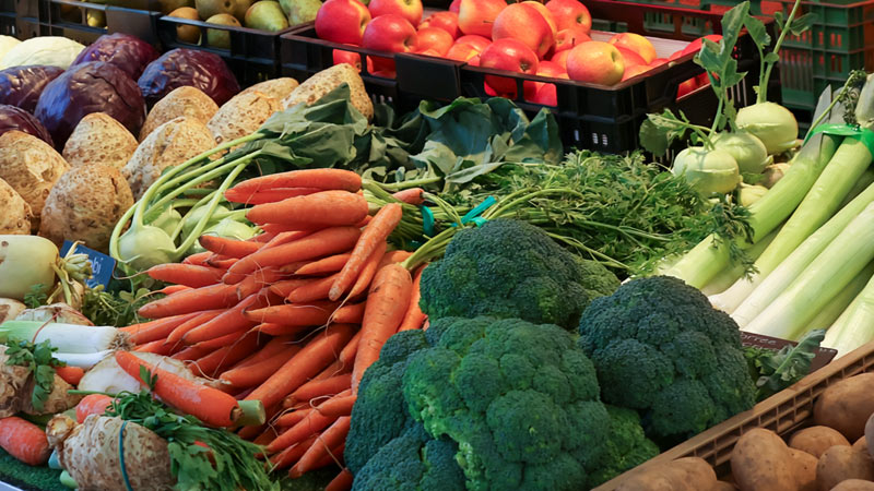 Auf dem Frischemakrt wird leckeres Obst und Gemüse aus der Region angeboten