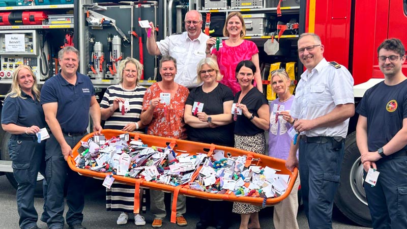 Glück und Wertschätzung zum Mitnehmen: Glückswürmchen für die Feuerwehrleute