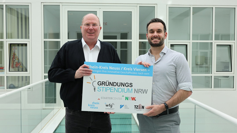 Christian Schieren (rechts) überreicht das Gründungsstipendium NRW an Georg Siepmann