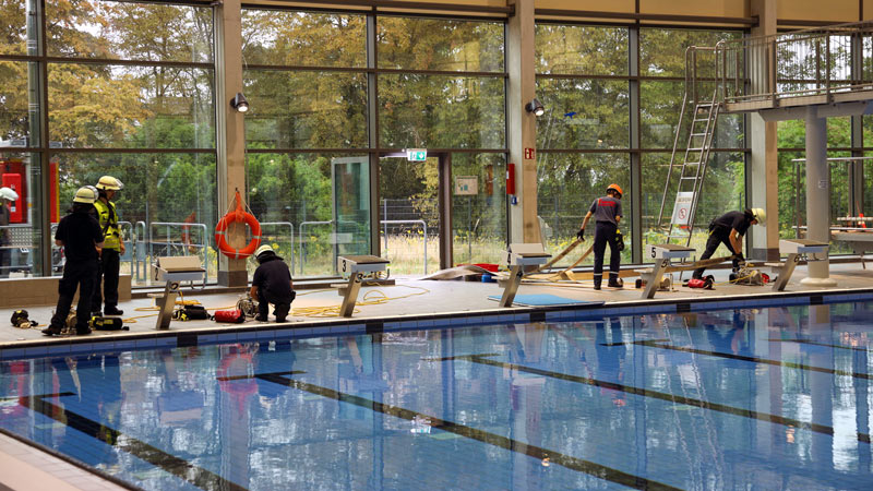 Dormagen: Die Becken des Stadtbades werden von der Feuerwehr leergepumpt