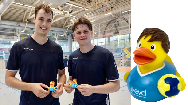 Dormagen: Moritz Köster (links) und Max Schmidt mit den Handball-Quietscheenten 