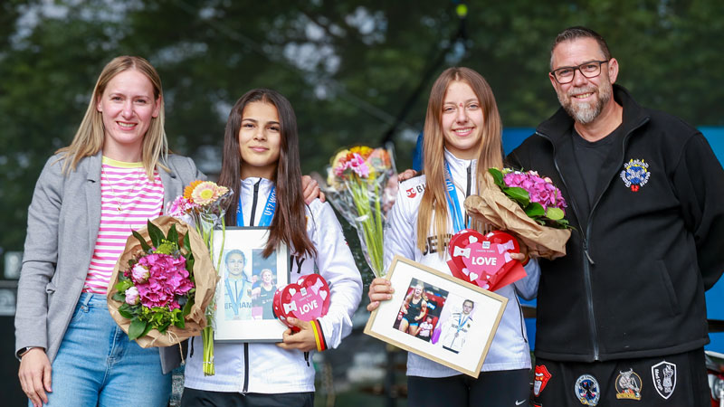 Jessica Blaszka (li.) und Sebastian Krings ehren die EM-Dritten Lea Lingscheidt (2. v. li.) und Madina Bayramova