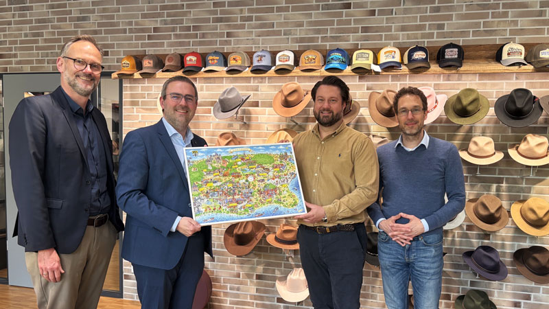 Dormagen: Rainer Bertelsmeier, Sebastian Boekholt, Bürgermeister Erik Lierenfeld und Michael Bison (v. l.) in der neuen Europazentrale der Friedrich W. Schneider GmbH & Co. KG  in TopWest