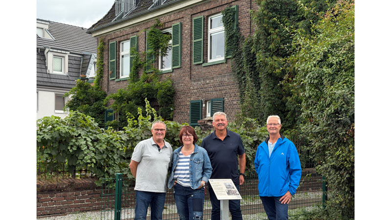 Alfred und Monika Achterberg, Willi Berners und Harald Lenden von der IG Zukunft Stürzelberg vor der „Knaben-Villa“ 