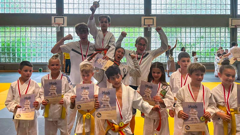 Jubel bei den U11-Judokas des JC Nievenheim über das Erreichen des dritten Platzes