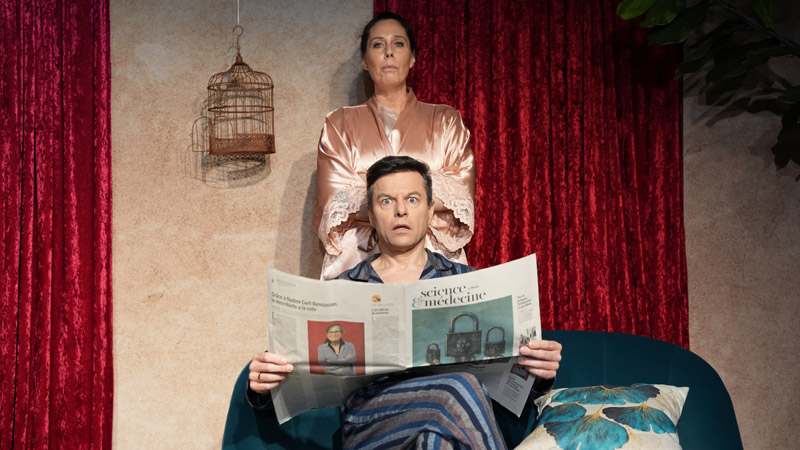 Sandra Schmitz und Joeri Burger stehen bei „Der Sittich“ auf der Bühne des Kammertheaters 