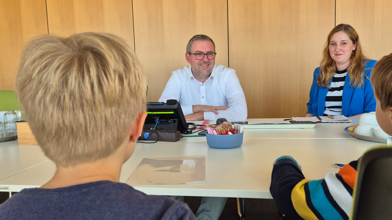 Dormagen: Bürgermeister Erik Lierenfeld bietet regemäßig Sprechstunden für junge Dormagenerinnen und Dormagenern an