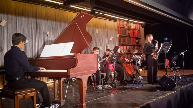 Dormagen: Die Jazzcombo der Schule sowie die Lesungen von Tom van Groeningen und Emma Daniels fanden großen Anklang