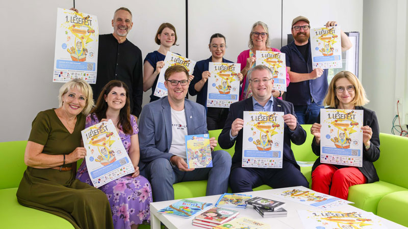 Kreisdezernent Sebastian Johnen und Jüchens Bürgermeister Philipp Sieben (vorne, 3. und 4. v. l.) stellten gemeinsam mit den Organisatoren (vorne l. Heidi Leenen und rechts daneben Alina Gries) das Programm für das Lesefest vor