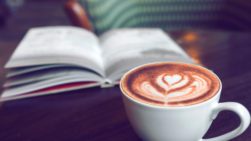 Beim Erzähl- und Literaturcafé tauschen sich die Teilnehmenden in gemütlicher Runde aus