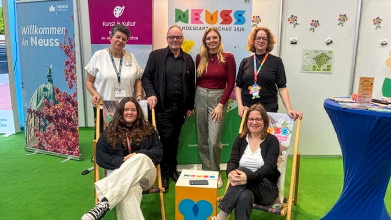 Dormagen: Der Rhein-Kreis Neuss präsentierte sich auf der Freizeitmesse „Reise + Camping“ in Essen - mit dabei auch Sandra Just von der Dormagener Gesellschaft SWD (stehend links)