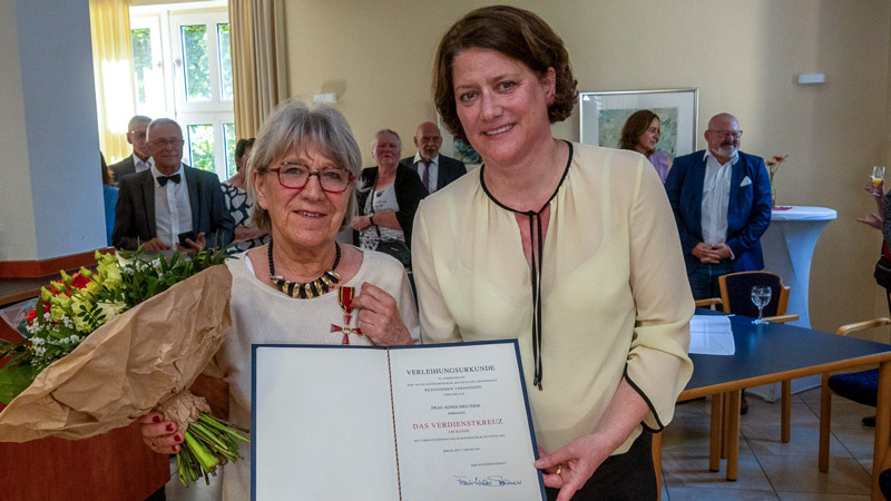Landrätin Katharina Reinhold überreicht Agnes Meuther das Bundesverdienstkreuz