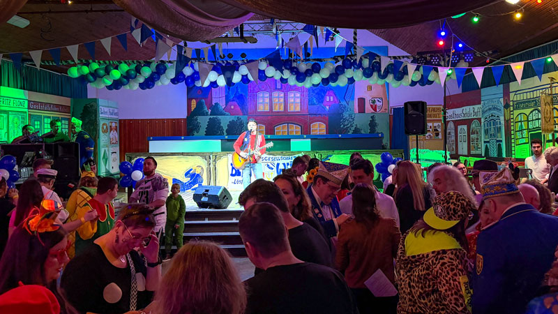 Gemeinsam singen statt nur zuhören: Beste Stimmung beim Mitsing-Konzert der KG Blau-Weiß „Löstige Jonge“