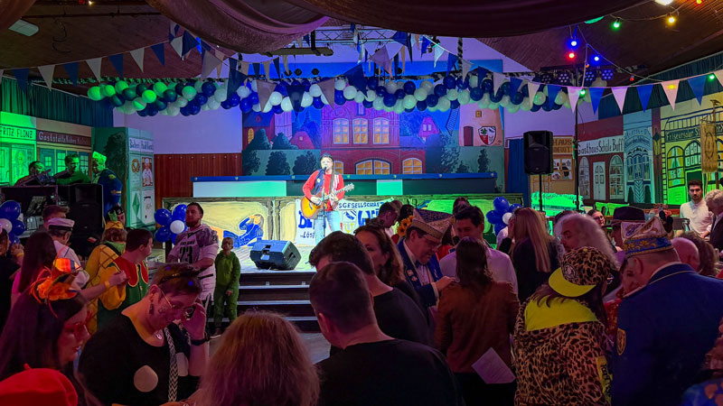 Gemeinsam singen statt nur zuhören: Beste Stimmung beim Mitsing-Konzert der KG Blau-Weiß „Löstige Jonge“