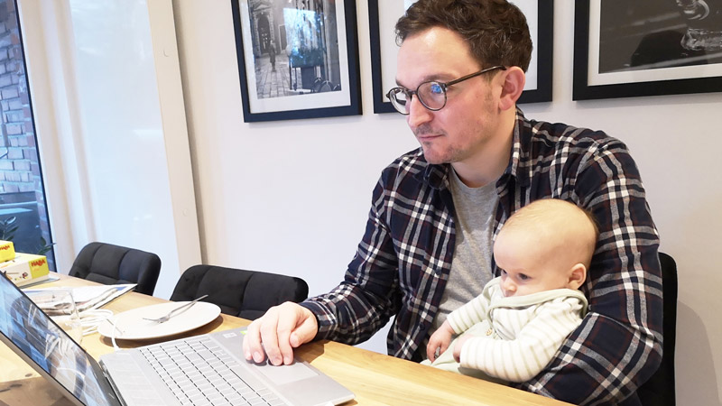 Von Elterngeld bis Medienzeit: Bei Online-Kursen der Caritas können sich junge Familien informieren 
