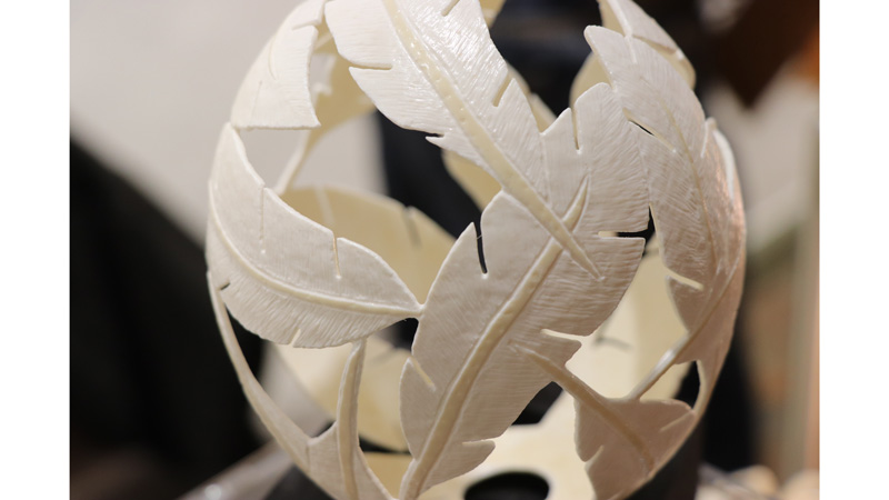 Angelika Schledz präsentiert ihre perforierten Eier auf dem Ostermarkt