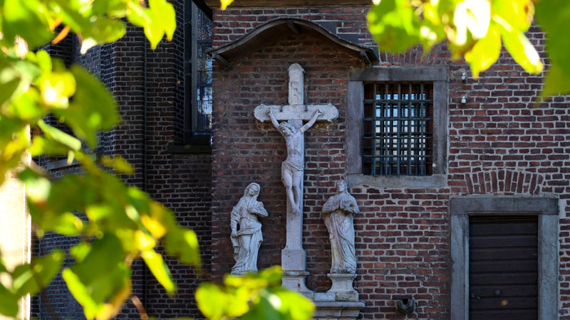 Kreuz an der Kirche St. Pankratius in Nievenheim